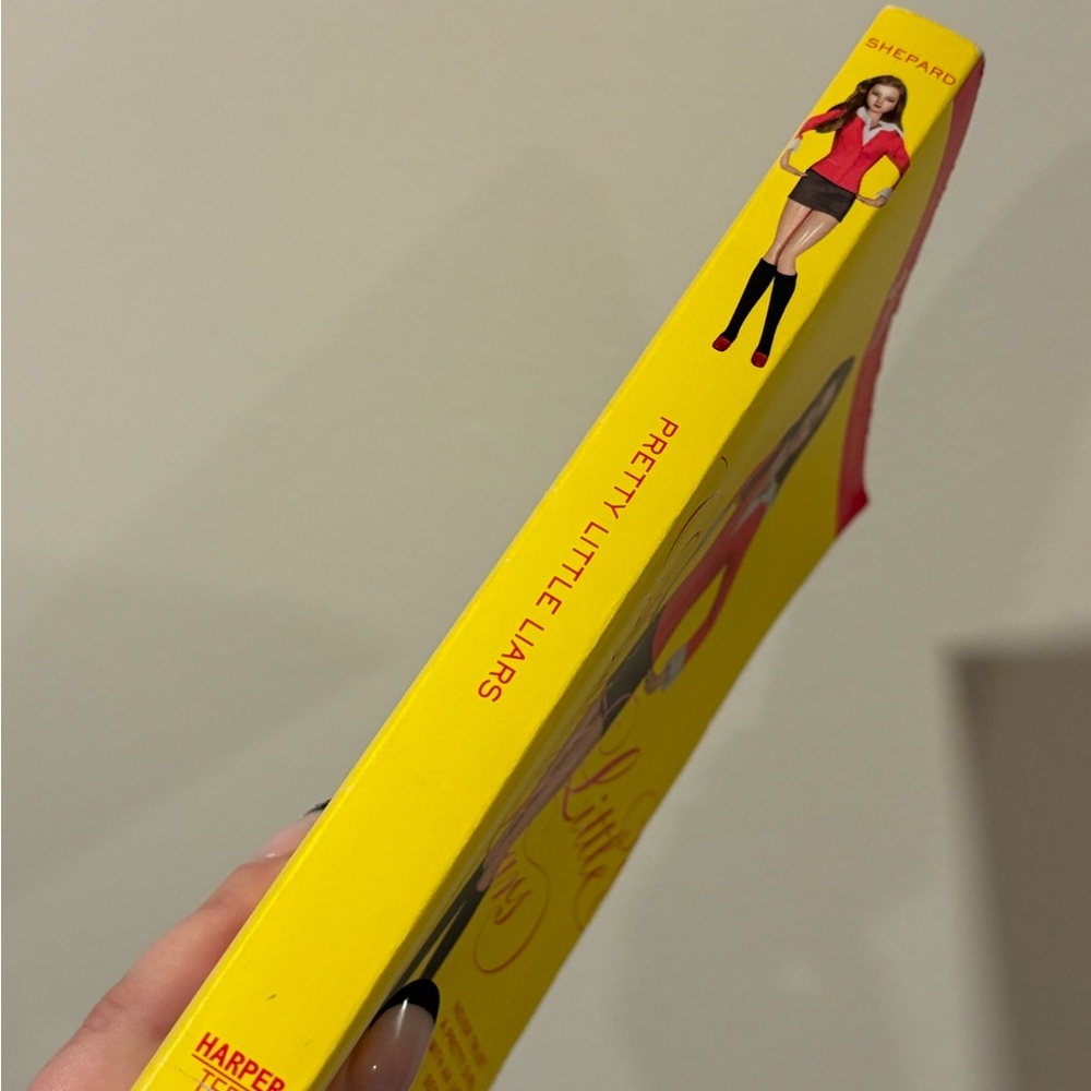 Pretty Little Liars Book - Picture 3 of 5